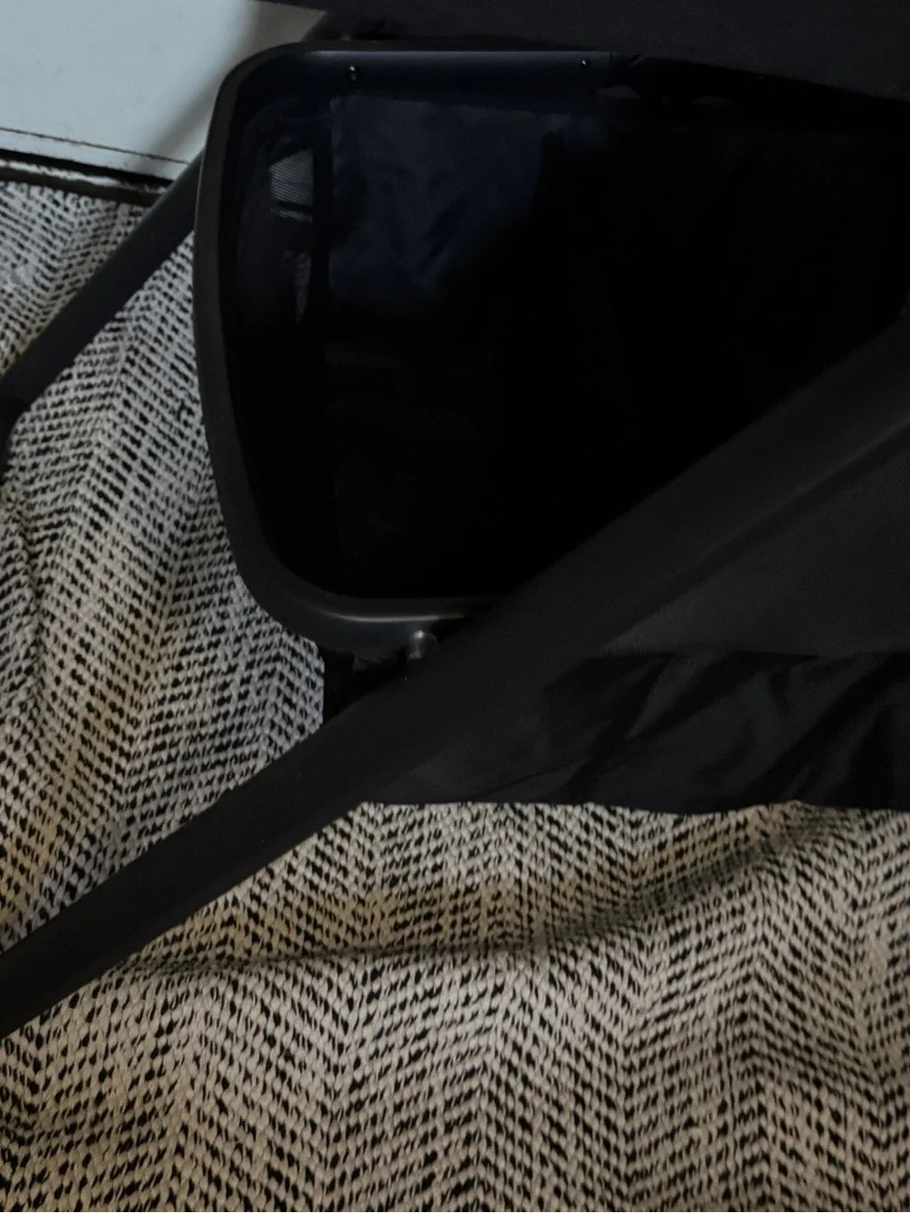 Nuna SWIV & TRIV Series Bassinet + Stand in black